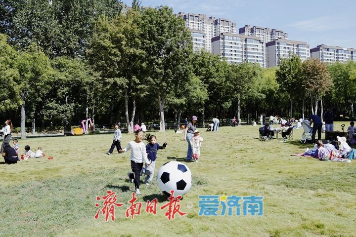 一年四季 泉在济南丨国庆游园享晴空 共享绿地休闲悦时光