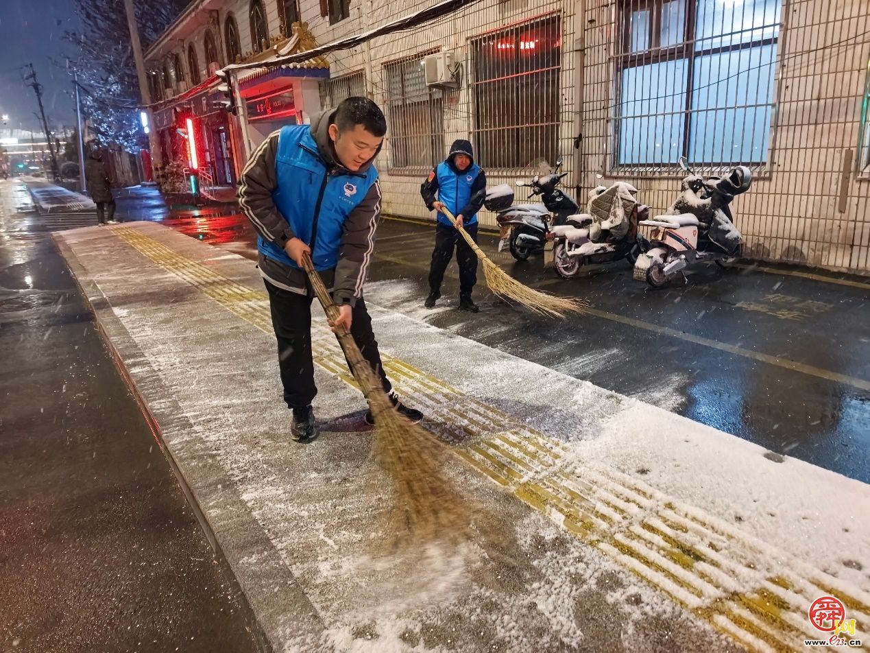泉城首雪映担当 多方合力保通畅——济南市智管中心清雪除冰行动纪实