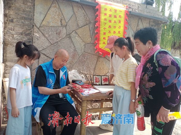 一年四季 泉在济南丨“一刀剪”里藏童趣！济南剪纸艺人即兴创作展现非遗魅力