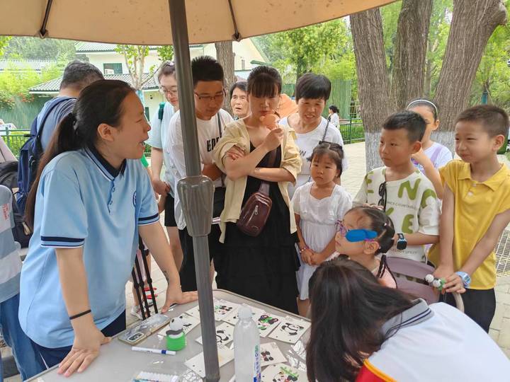 国宝生日会 众人送祝福！济南动物园大熊猫“华奥”17岁啦！