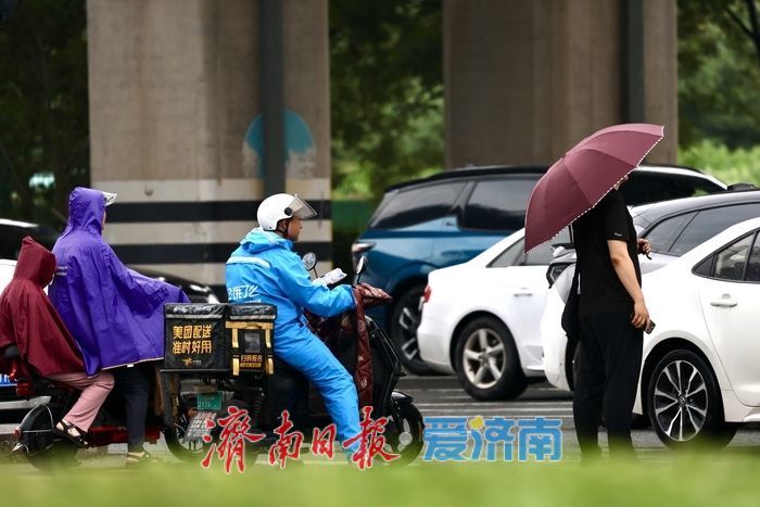 济南早高峰雨势减弱，出行压力降低
