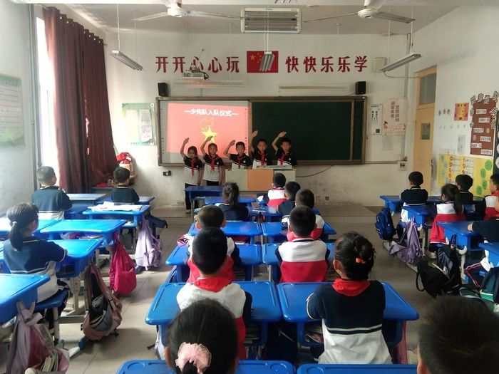 商河县怀仁镇中心小学举行一年级队前教育
