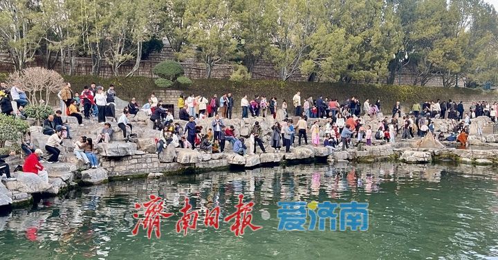 泉在济南过大年丨大年初六黑虎泉畔游客如织 听泉观澜享惬意春光