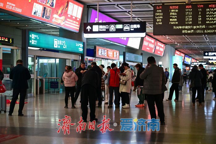 济南西站春运暖意浓 人潮之中有序归家