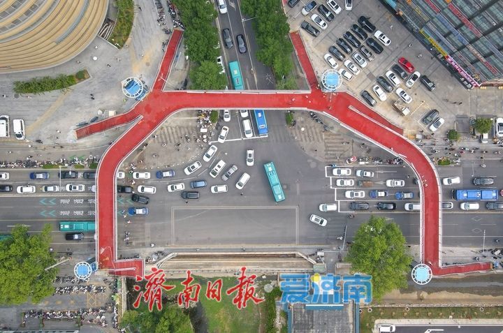 济南首座倒“凹”字形过街天桥建设收尾