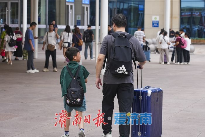 开学季撞上返程潮，济南火车站成“学生主场”