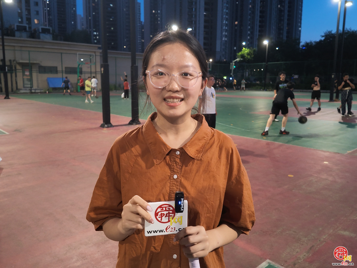 济南的清晨到深夜，人们都在哪“挥汗”？——2026全民健身日记者街头采访实录