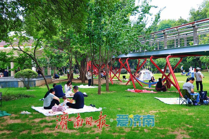 休闲漫步游园间 欢度端午小长假