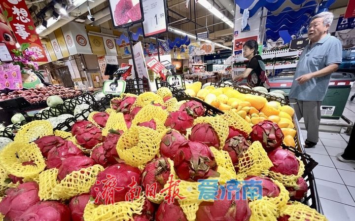 济南各大超市迎来夏日水果盛宴
