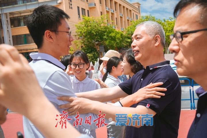 鲜花与拥抱，高考最后一天上演温馨时刻