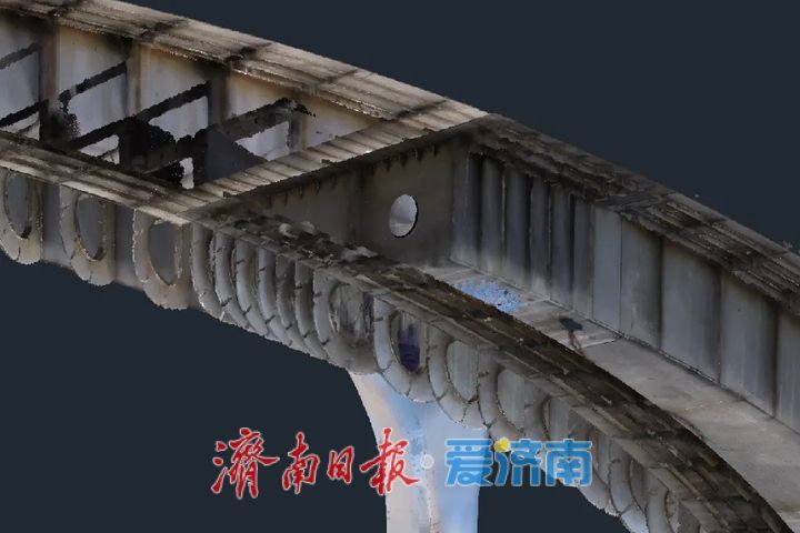 月牙环抱，映照繁华 高新区万达广场人行天桥主桥完成吊装