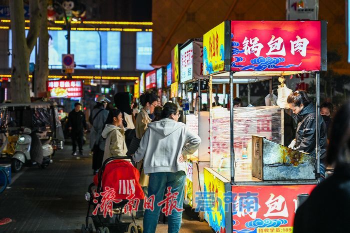 济南夜市人气回暖 点亮城市“夜经济”活力