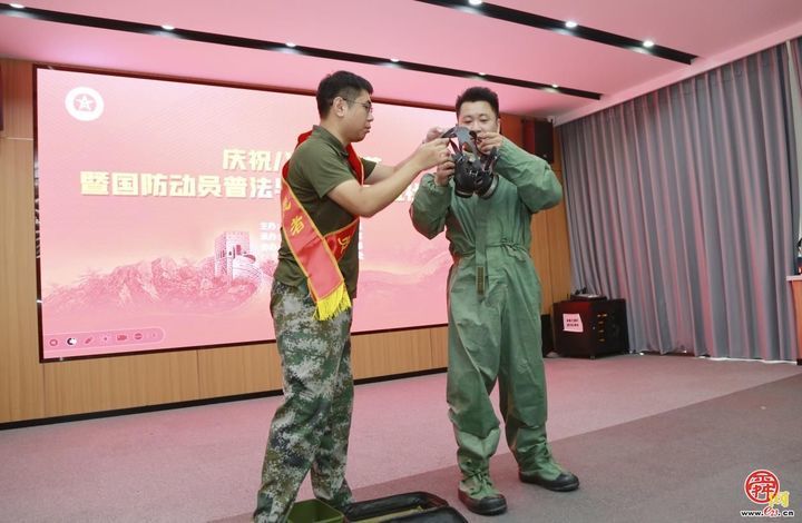 全民国防“泉”动员︱济南市国动办走进济南高新区舜华路街道开展国防动员普法与宣传教育进社区活动