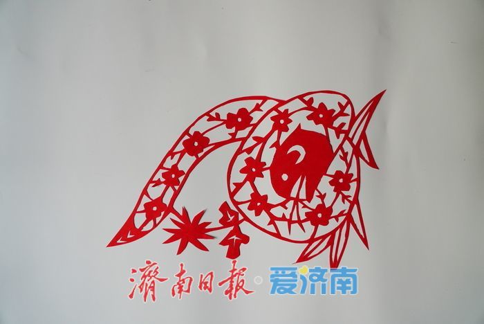 74岁手艺人匠心独运，创作260幅生肖蛇剪纸迎新春