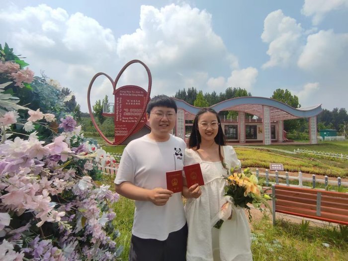山泉花海为盟，“打卡”济南“公园式”婚姻登记点