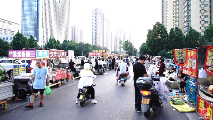 供场所、划白线，规划有序群众赞！历城潮汐疏导便民服务点：烟火气里的温暖城管答卷