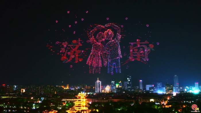 “泉染星穹”——2025济南国际泉水节无人飞机秀