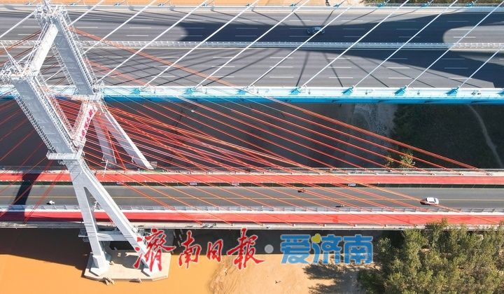济南黄河大桥老桥增设非机动车专用车道，铺设彩色沥青路面