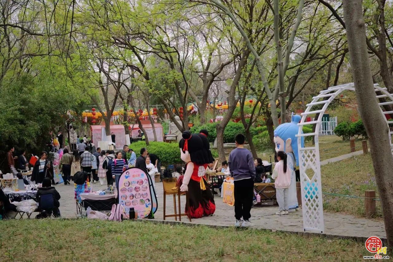 千佛山草坪剧场变身潮玩市集！速来打卡啦~