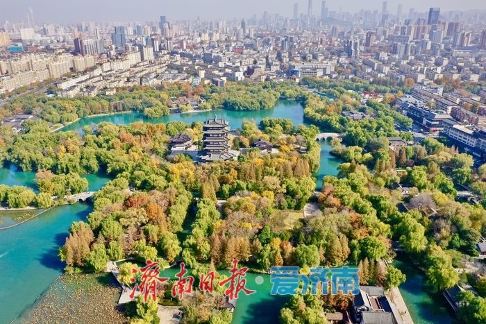 一年四季 泉在济南丨晴空万里映碧波 大明湖景美如画