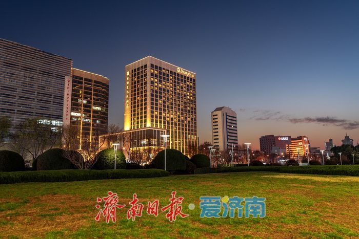 一年四季 泉在济南丨济南泉城广场夜景美轮美奂，灯光织就都市繁华
