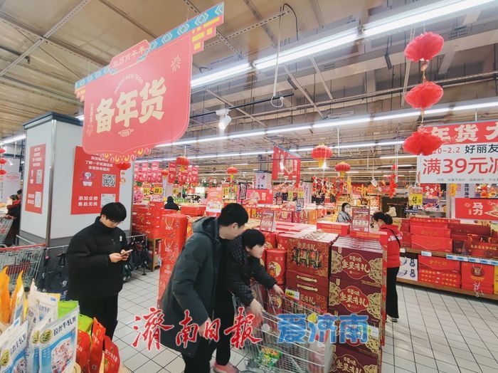 济南商超年味拉满 年货专柜琳琅满目迎新春