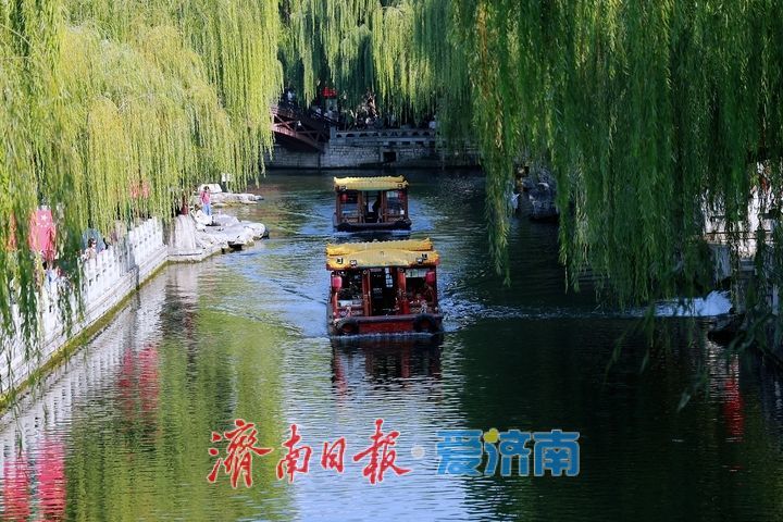 碧水垂柳伴画舫 古桥泉畔聚游人