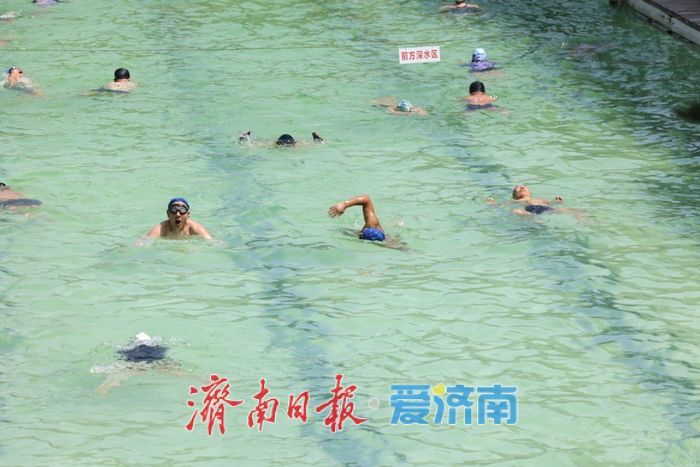 高温“炙烤”济南 泉水浴场成市民避暑“清凉岛”
