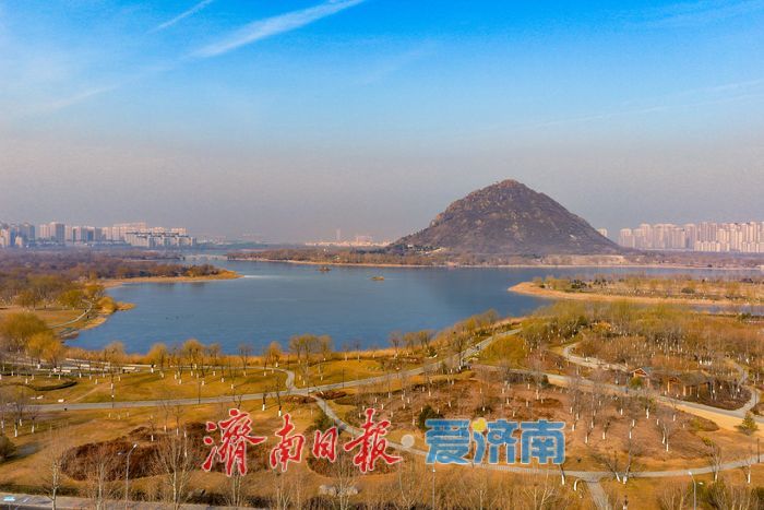 冰凝绘盛景 华山湖冬日冰封如入水墨长卷