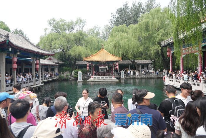 一年四季 泉在济南丨“趵突腾空”胜景在线 游客纷至沓来赏泉韵