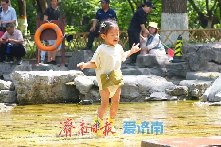 高温“烤”验，五龙潭公园成亲泉戏水“遛娃胜地”