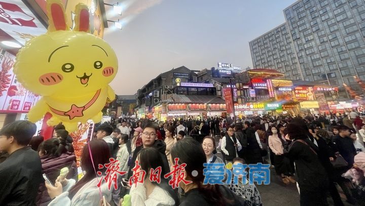 泉在济南过大年丨宽厚里春节夜：灯火璀璨，人潮涌动