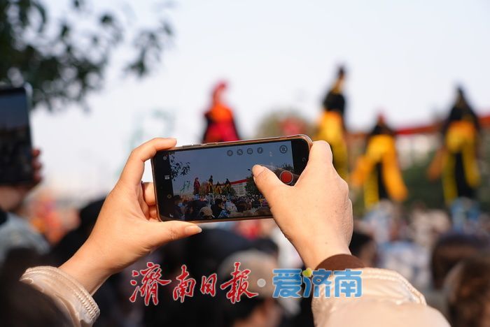 新春走基层丨年味不打烊 民俗展演续燃新春热