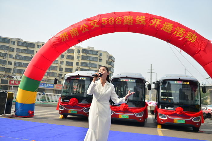 坐着“红墩墩”一路逛遍大观园、老商埠、中山公园、西市场 济南508路小巷公交开通