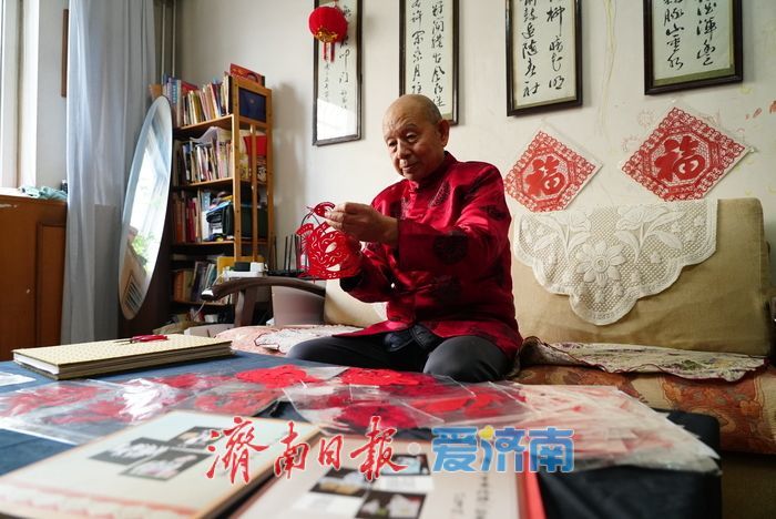 74岁手艺人匠心独运，创作260幅生肖蛇剪纸迎新春