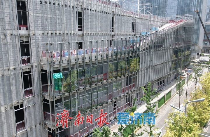 济南中央商务区艺术剧院项目外立面玻璃幕墙安装正式启动