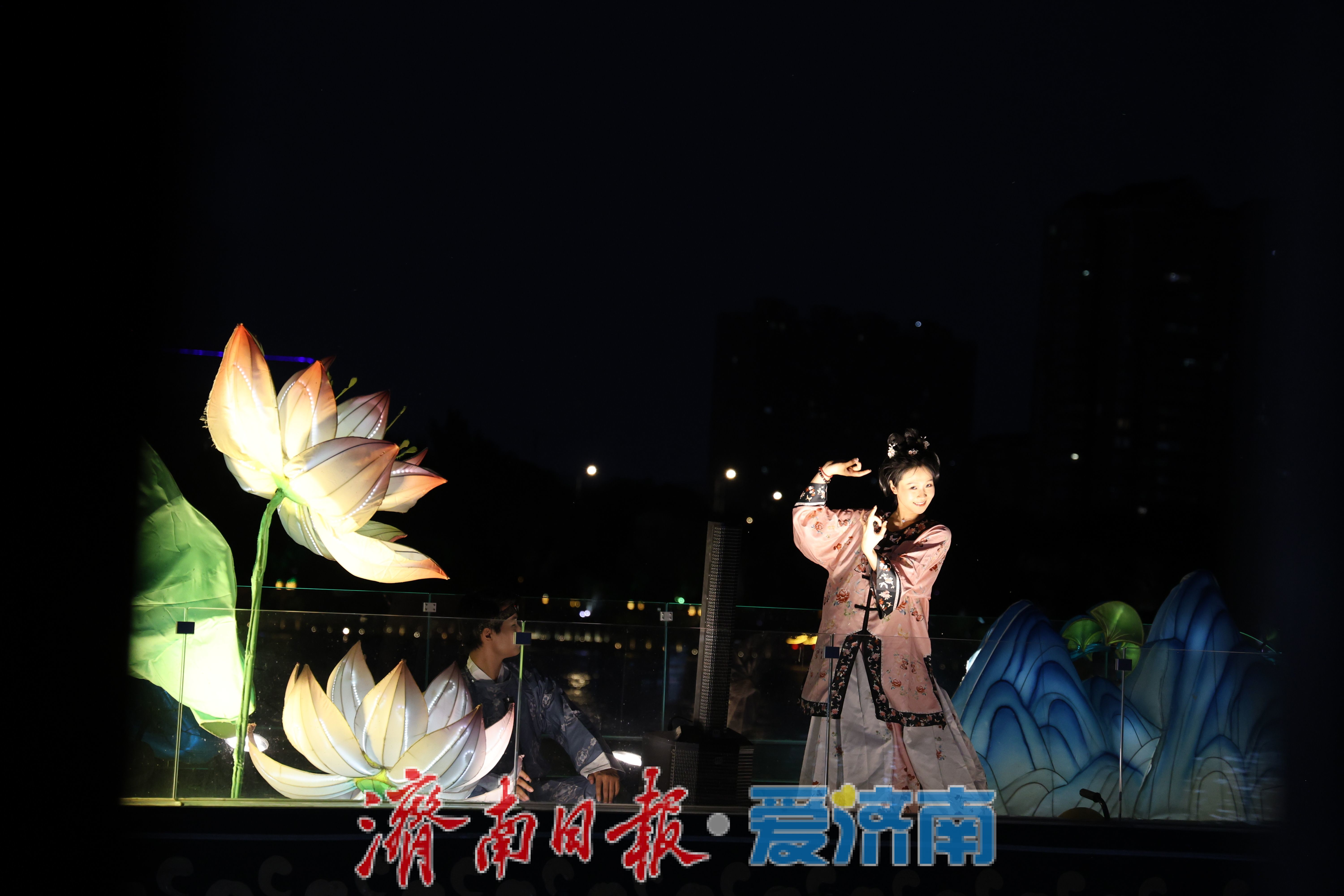 一年四季 泉在济南丨夜泊明湖入画来！升级版画船演艺开启泉城风雅夜