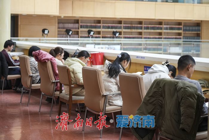 周末阅读“不打烊”，图书馆里书香浓