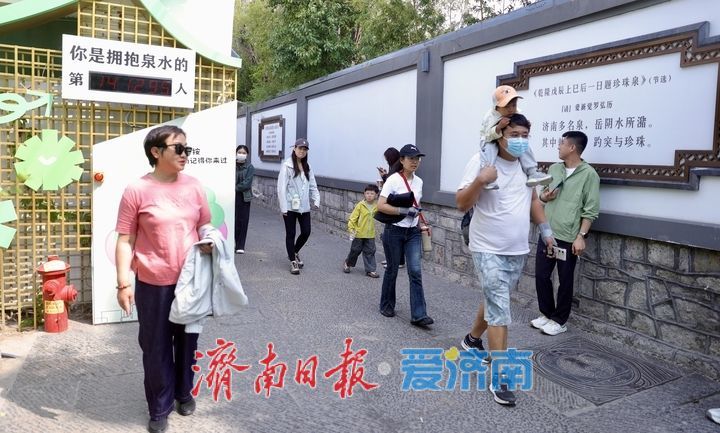 西更道街春意浓 游客漫步石板路打卡老巷