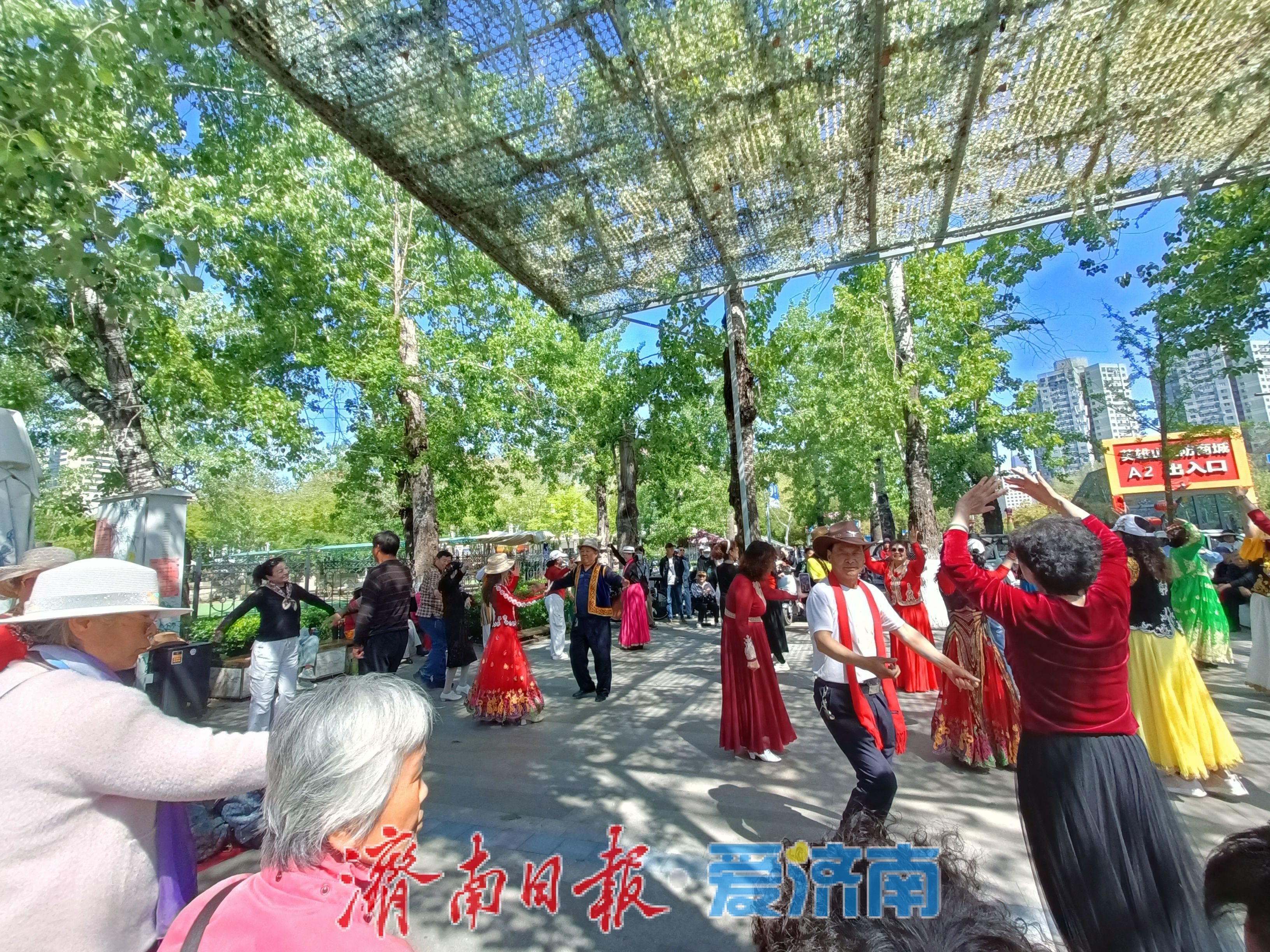 一年四季 泉在济南丨英雄山脚下，露天大舞台