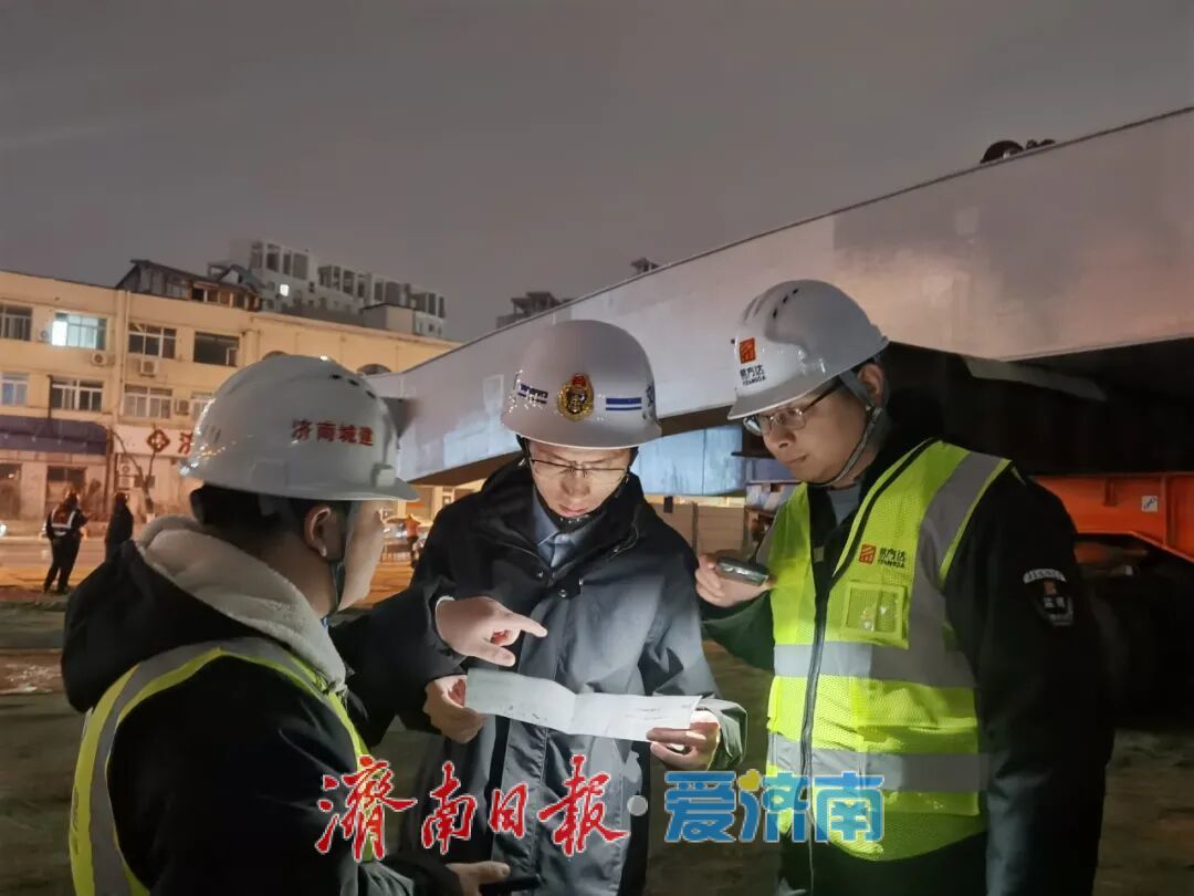 二环东路百花公园人行天桥主桥吊装完成