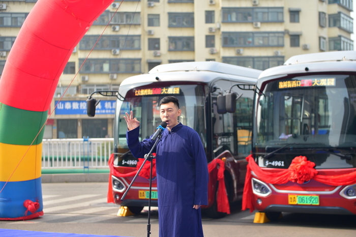 坐着“红墩墩”一路逛遍大观园、老商埠、中山公园、西市场 济南508路小巷公交开通