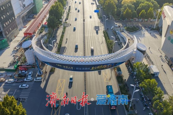项目强省会｜“新月飞架”显风姿，高新区万达广场人行过街天桥进入收尾阶段