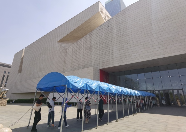 济南：省博风雨棚“上岗” 遮阳挡雨暖民心