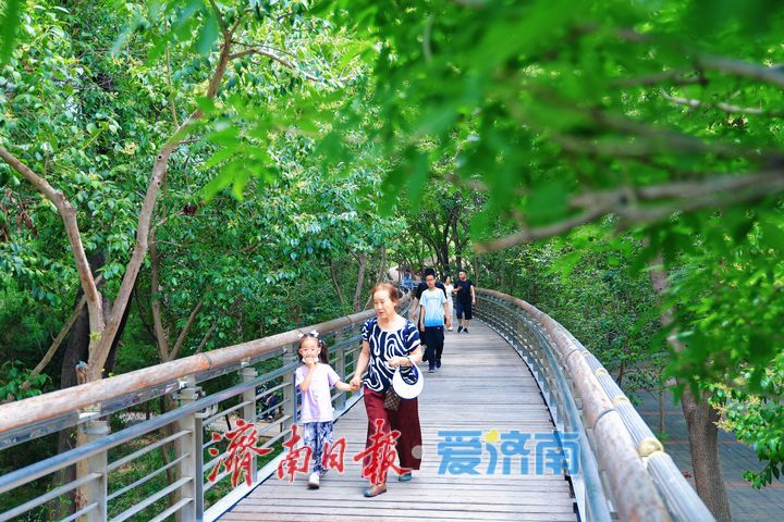 休闲漫步游园间 欢度端午小长假