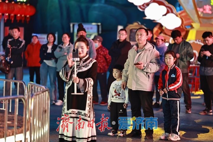 大河欢歌情满岸 市民同乐夜未央