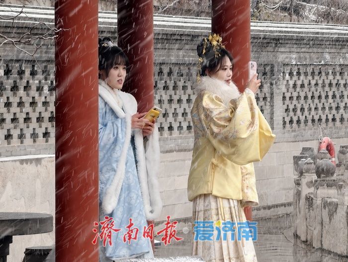 济南邂逅今冬初雪，府学文庙红墙映雪诗意浓