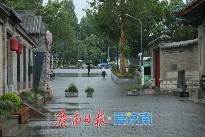 一年四季 泉在济南丨雨中上新街，别有一番韵味