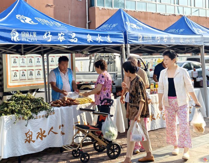 傍晚逛集氛围十足！“泉水人家”市集走进文恒社区恒大帝景 邻里扎堆淘本土好货