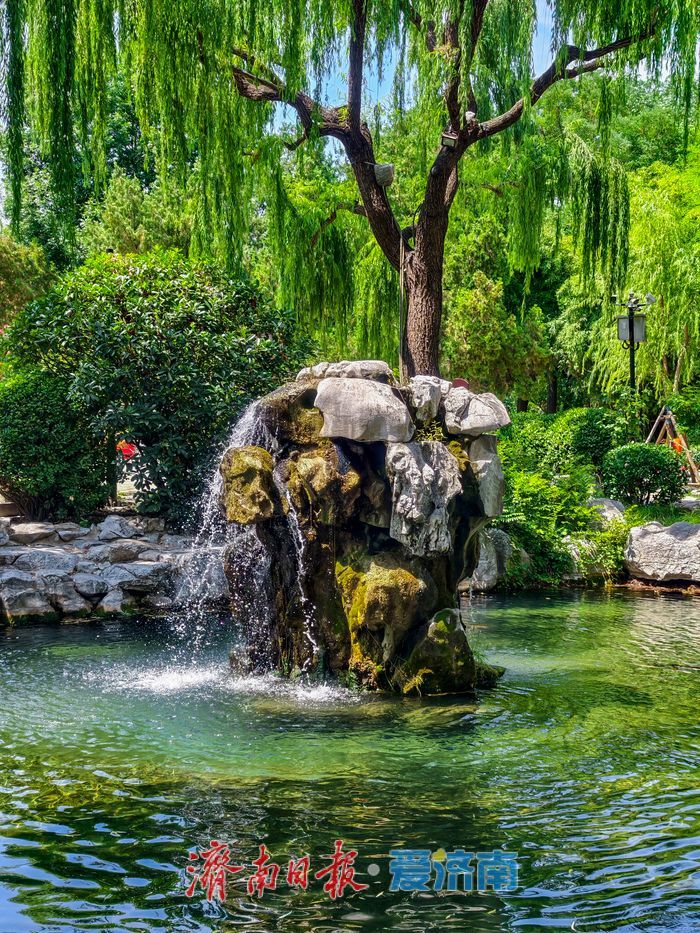 连续喷涌超300天，月牙泉未老盛夏势尤雄
